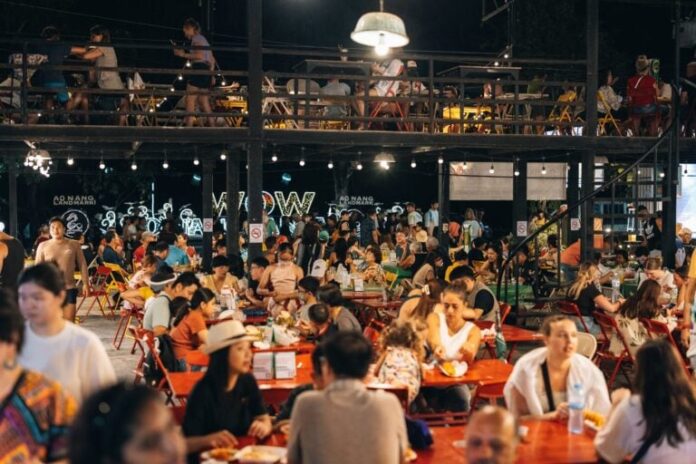 Khu ăn uống ở chợ đêm Ao Nang (Ảnh: Internet)