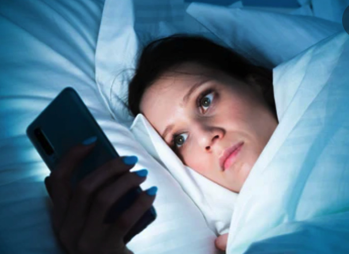 Hạn chế sử dụng thiết bị điện tử trước khi ngủ (Ảnh: Internet)
