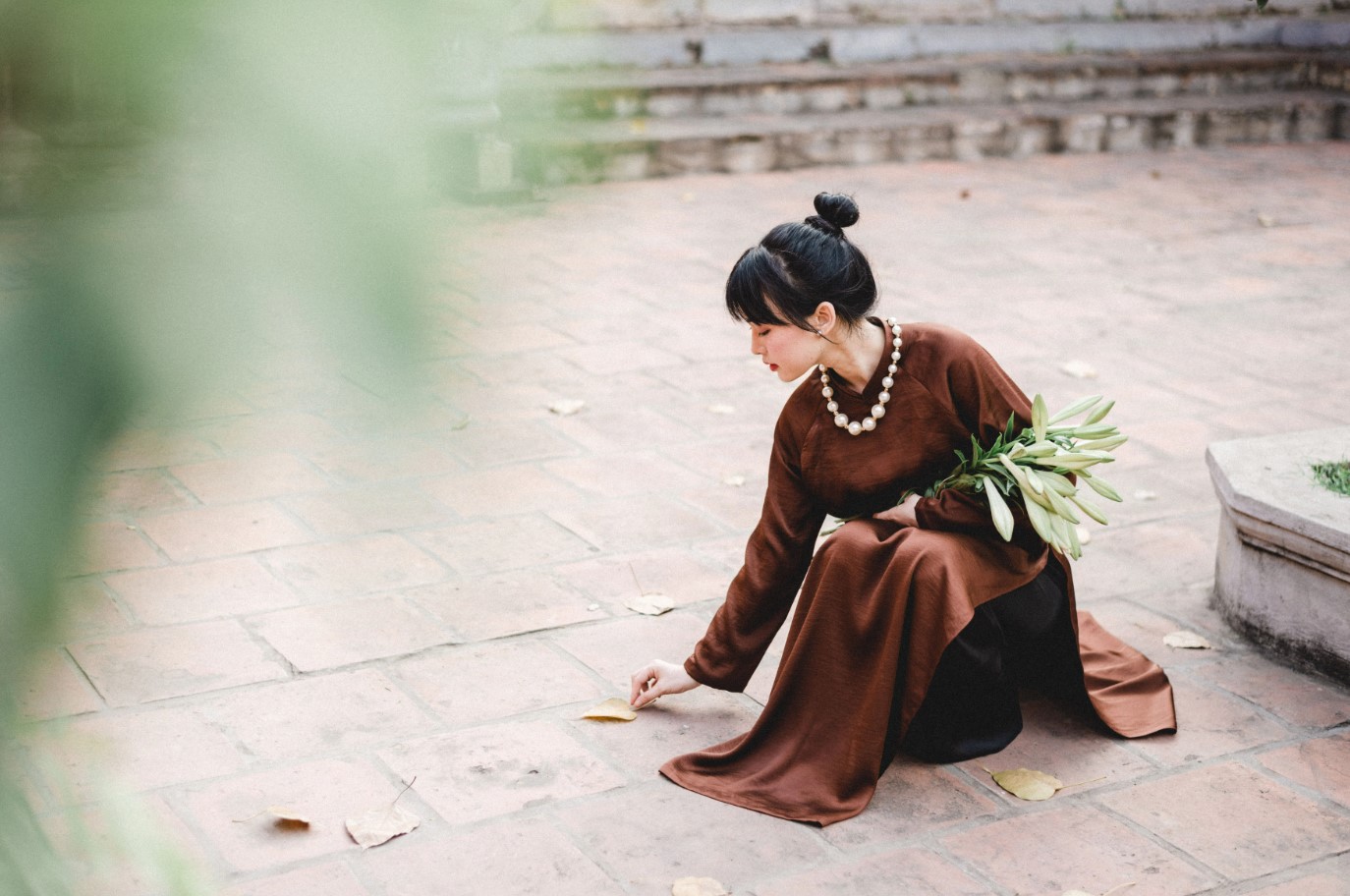 Màu sắc nâu trầm cũng được ưa chuộng khi lựa trang phục đi lễ chùa (Ảnh: Internet)