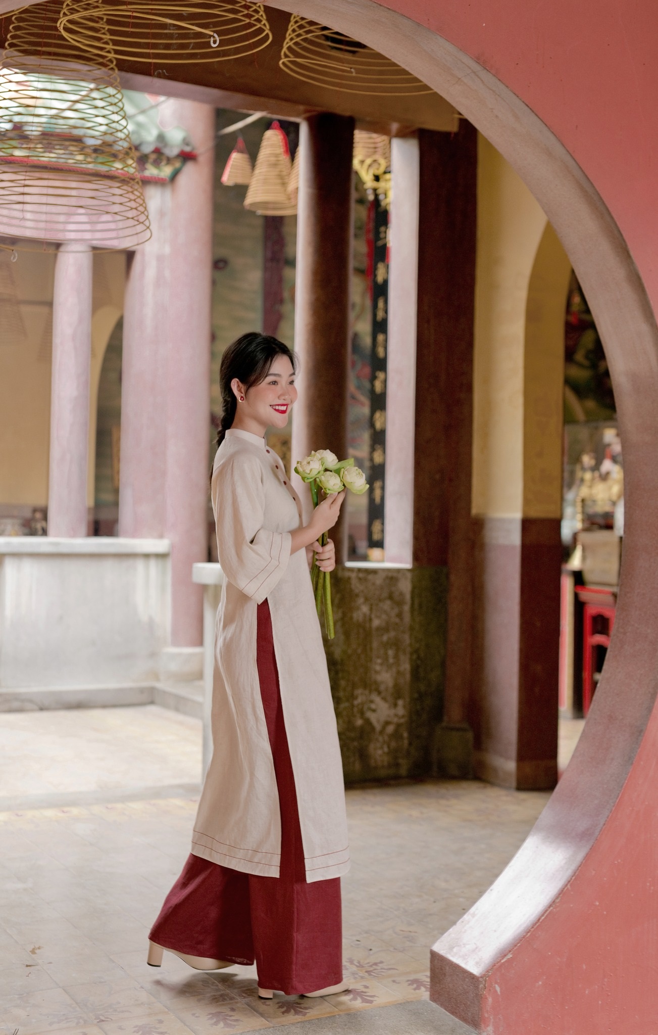 Thiết kế áo dài với màu sắc trang nhã rất phù hợp khi đi lễ chùa (Ảnh: Internet)
