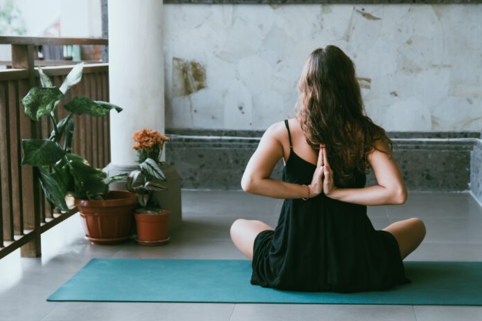 Yoga phục hồi nhấn mạnh giảm stress và thư giãn cơ bắp.(Nguồn: Internet)