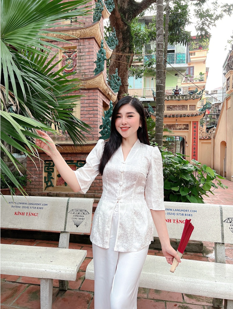 Chất liệu gấm mềm mại, thướt tha tôn lên vẻ đẹp phụ nữ Việt (Ảnh: Internet)