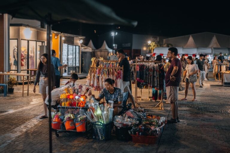 Người bán hàng ở chợ Ao Nang (Ảnh: Internet)