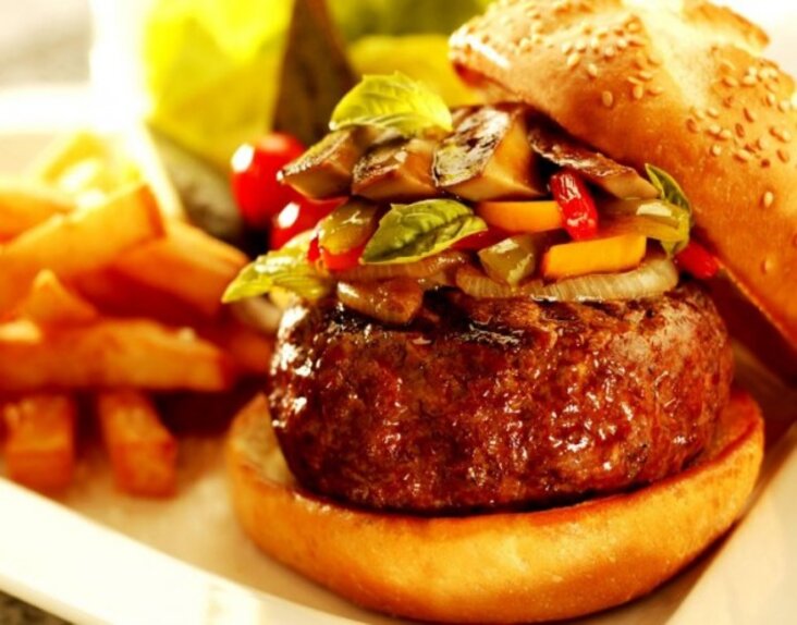 Bánh hamburger là món khoái khẩu của nhiều người trên thế giới (Ảnh: Internet)