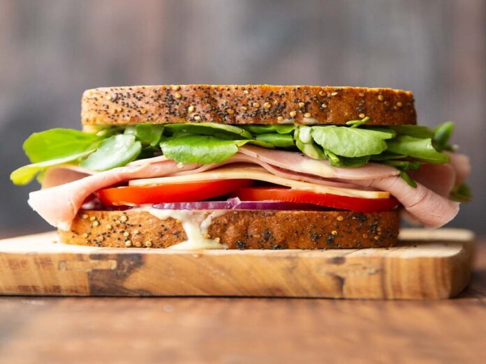 Bánh mì sandwich kẹp thịt (Ảnh: Internet)