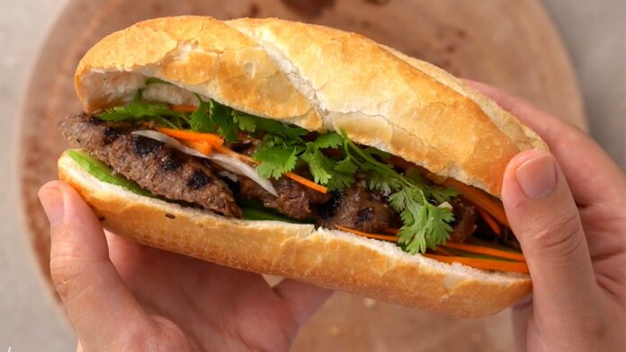 Bánh mì kẹp thịt là món ăn nổi tiếng của Việt Nam (Ảnh: Internet)