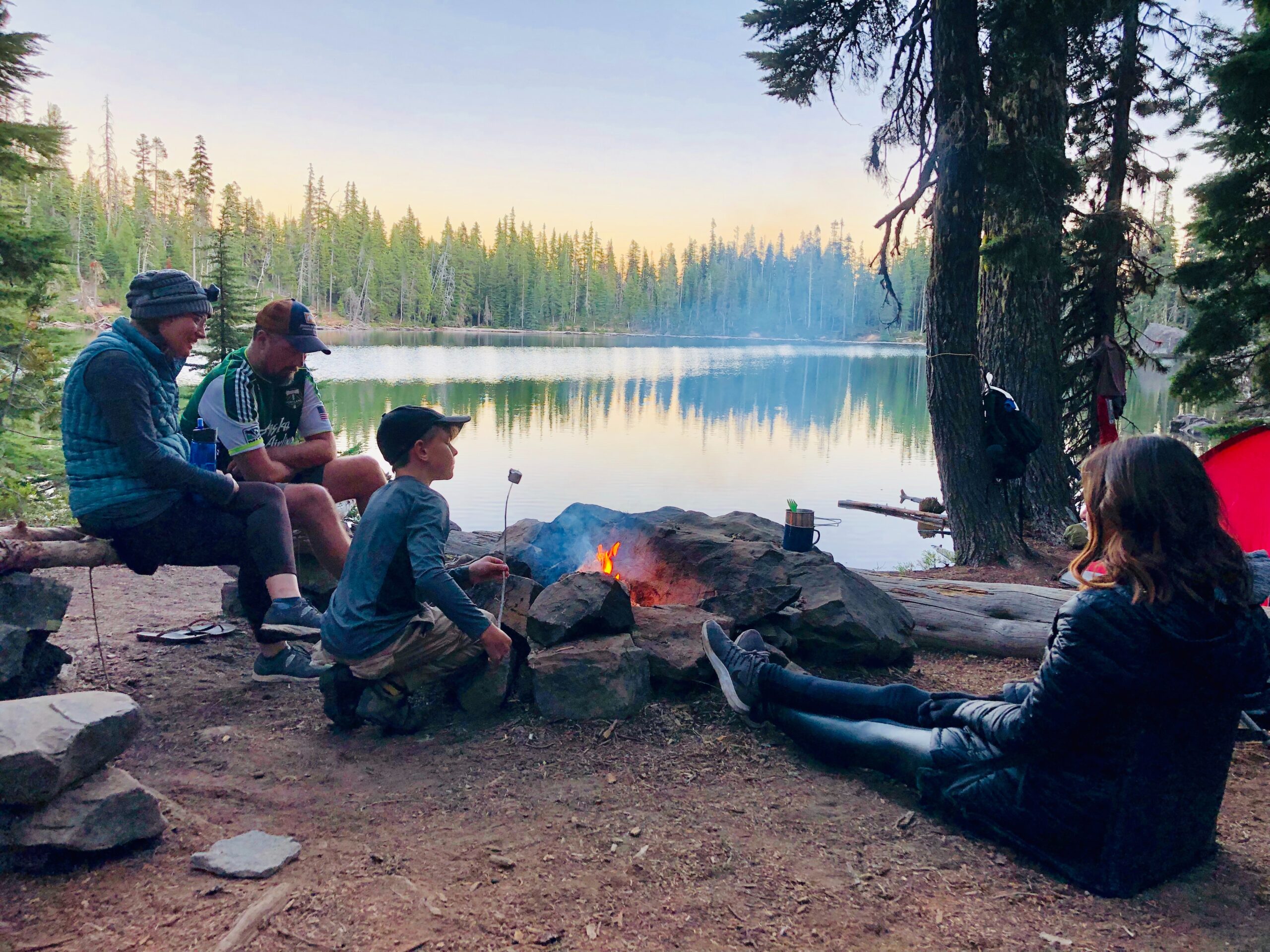 Một trong những phần yêu thích nhất trong trải nghiệm cắm trại là ngắt kết nối với công nghệ và dành thời gian cho các thành viên trong gia đình.(Nguồn: Internet)