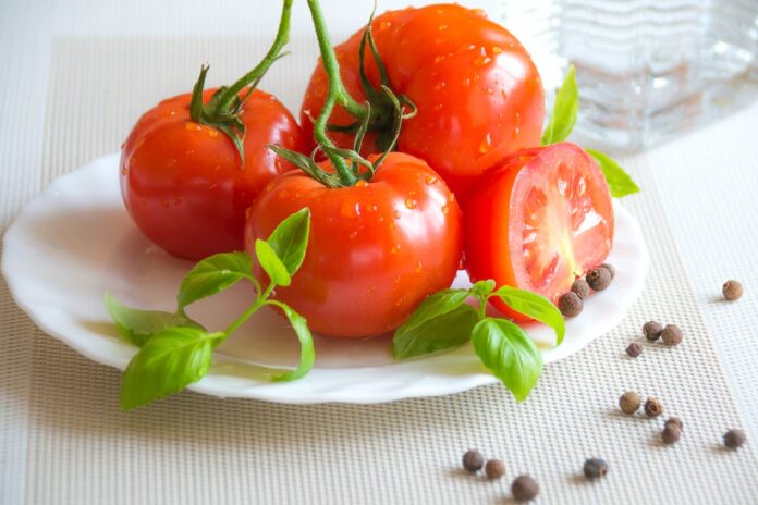 Cà chua giàu khoáng chất và vitamin giúp làm đẹp da từ sâu bên trong