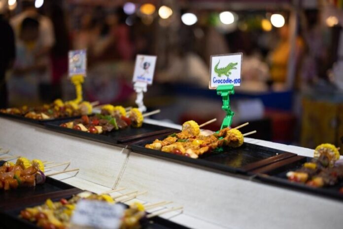 Thịt cá sấu được bán ở chợ đêm (Ảnh: Internet)