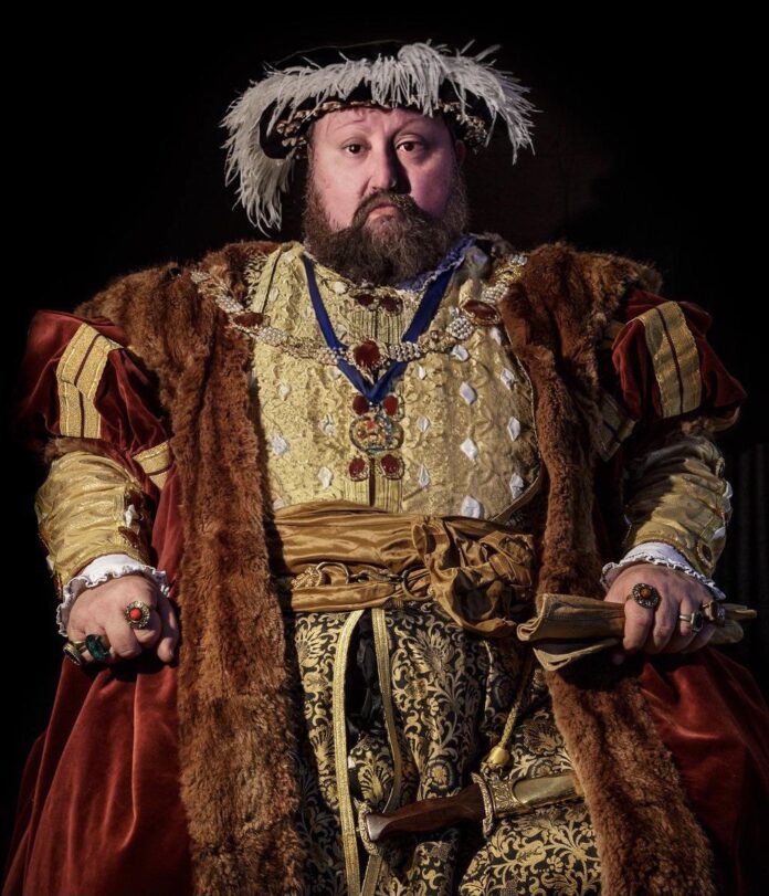 Henry VIII thậm chí còn không thể đi lại khi về già (Ảnh: Internet)