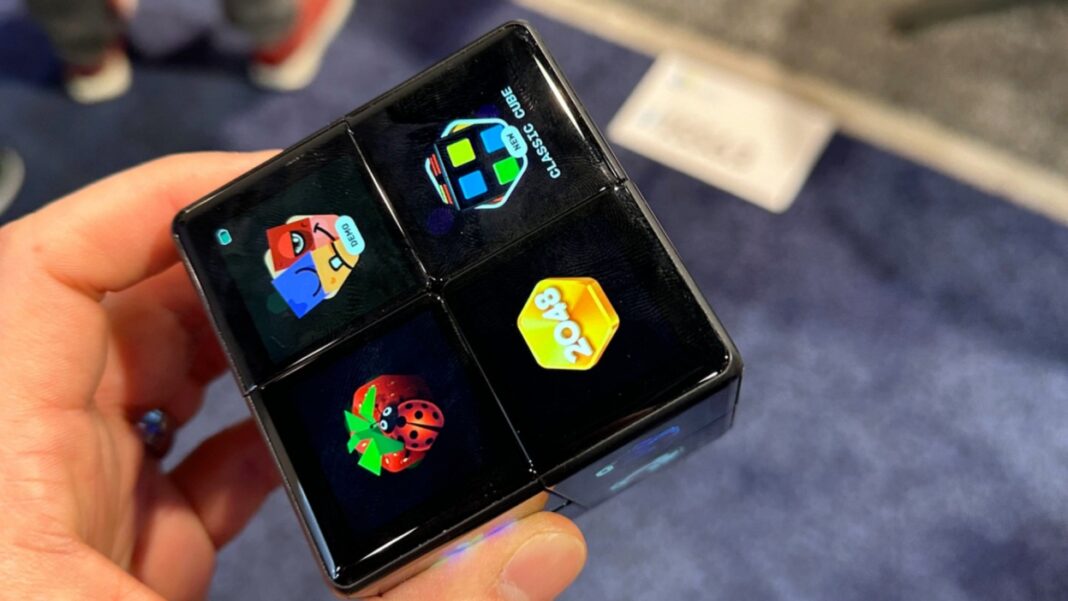 WowCube trông giống khối Rubik với 4 màn hình trên mỗi mặt (Ảnh: Internet)