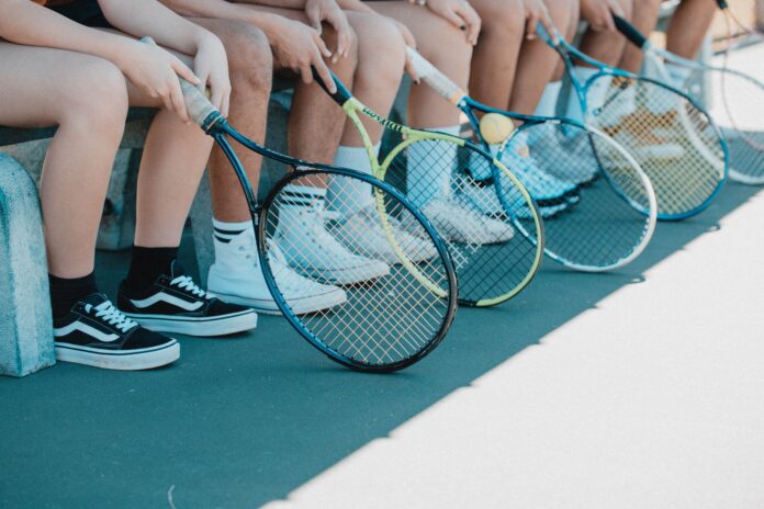 Khía cạnh xã hội của một trận đấu quần vợt với một người bạn cũng có thể ảnh hưởng đến sức khỏe thể chất của bạn. (Nguồn: Internet)