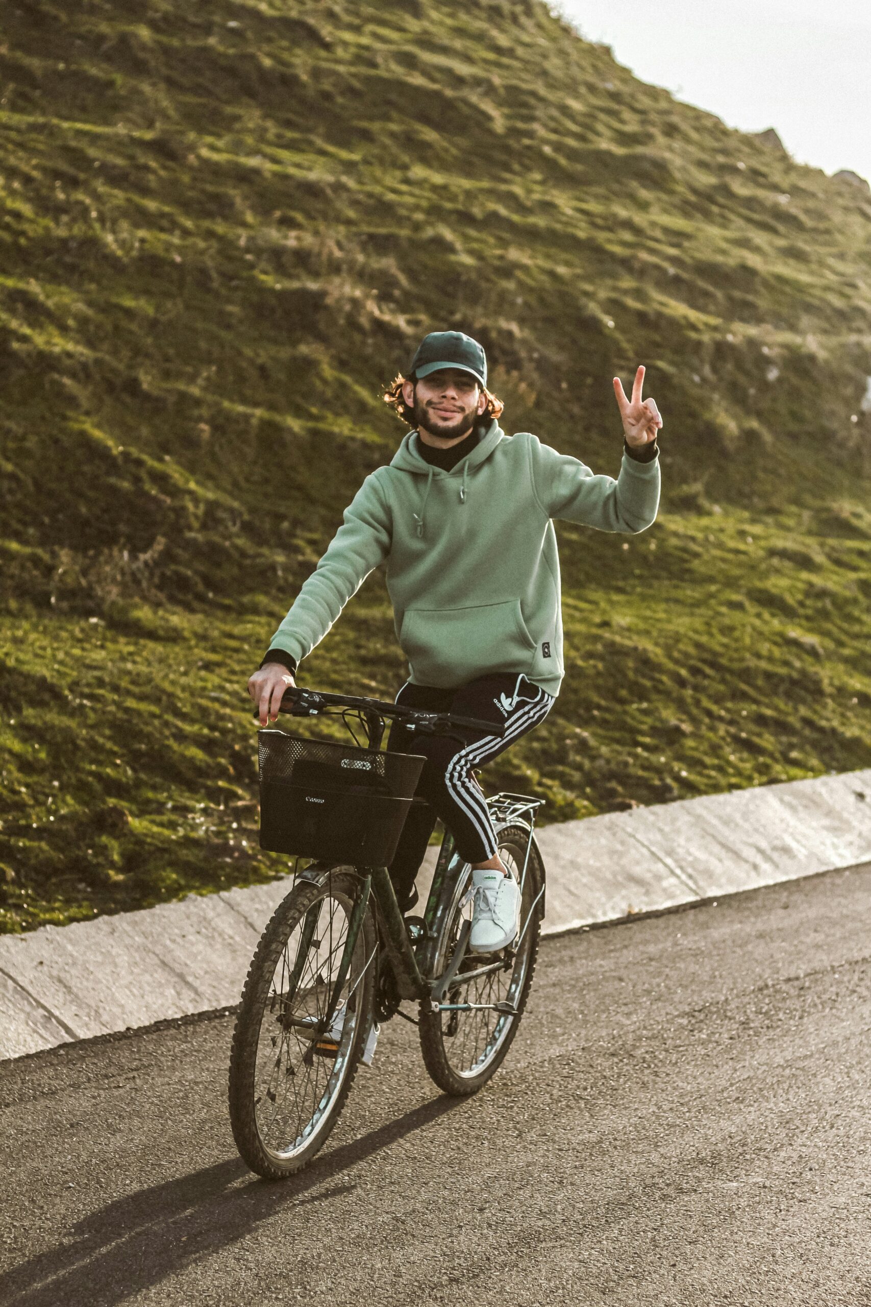 Đạp xe là những bài tập tác động thấp có thể làm giảm nguy cơ chấn thương khớp và cải thiện khả năng vận động của khớp.(Nguồn: Internet)