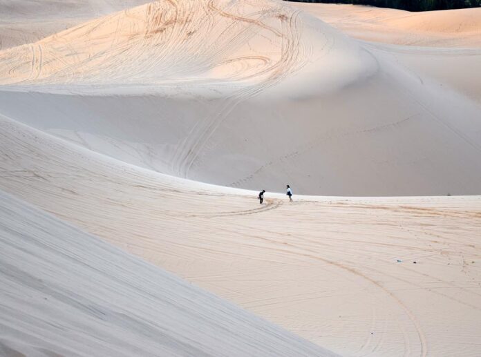 Đồi cát Bàu Trắng được mệnh danh là tiểu Sahara thu nhỏ tại Việt Nam (Ảnh: Internet)