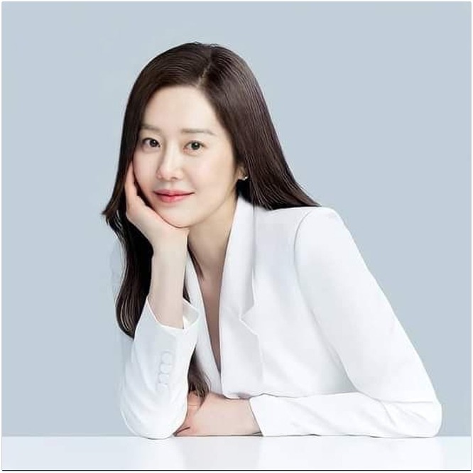 Tuy không phải 50 mà như 20 nhưng chắc chắn Go Hyun Jung có một gương mặt mà bao phụ nữ ao ước bởi làn da căng sáng bóng.