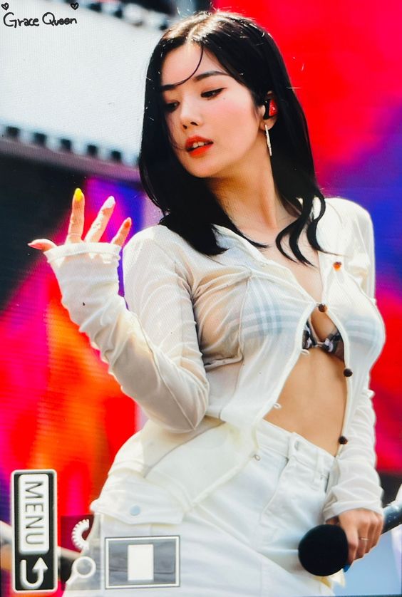 Knơ Eunbi trở thành "nữ thần mùa hè" mới vì mang đến những màn hò hét sôi động cho khán giả tại lễ hội nước. (Ảnh; Internet)