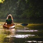 Chèo thuyền kayak không chỉ mang lại một bài tập tim mạch tuyệt vời mà còn kích hoạt cơ lõi và thân trên của bạn.(Nguồn: Internet)