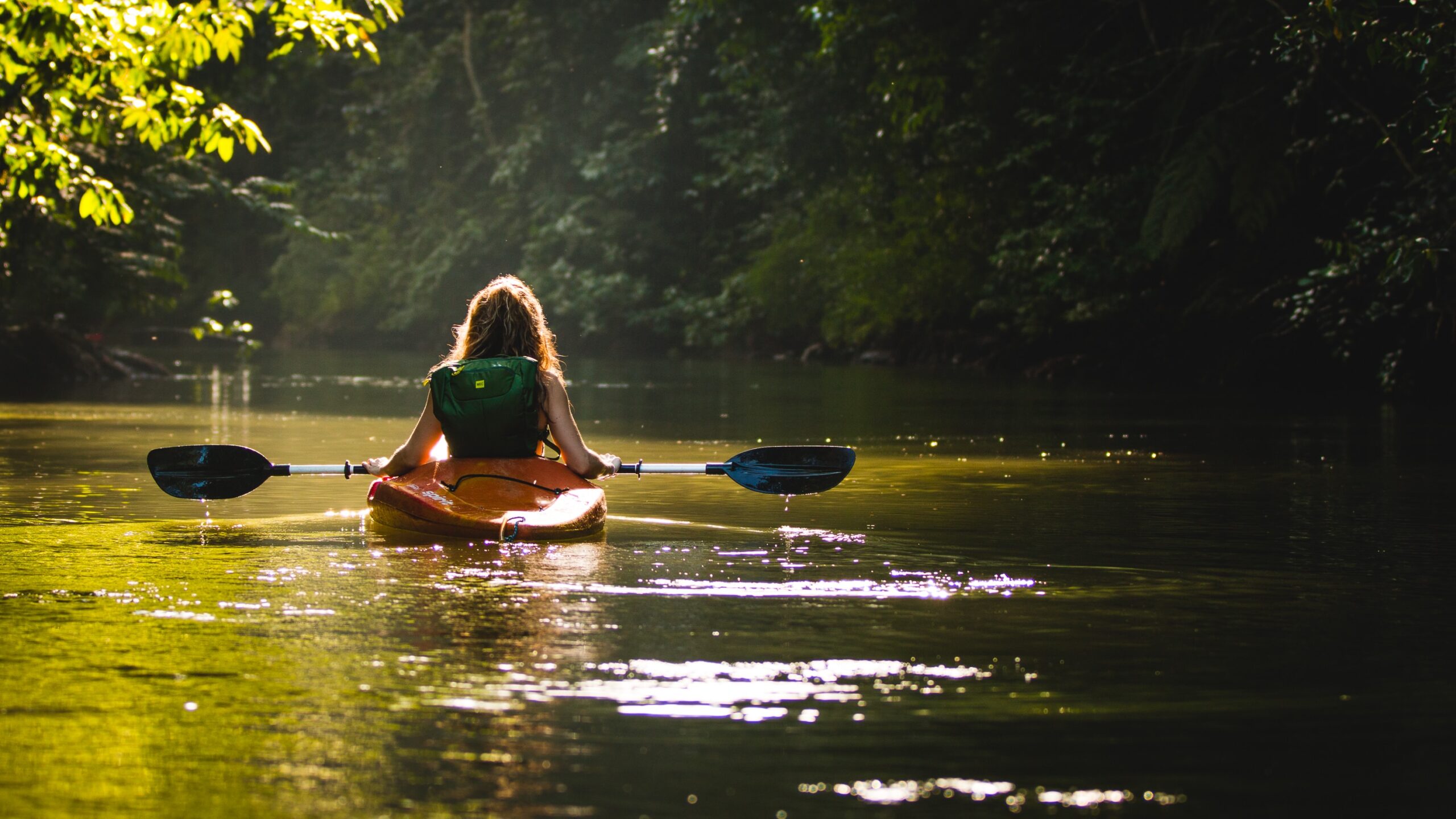 Chèo thuyền kayak không chỉ mang lại một bài tập tim mạch tuyệt vời mà còn kích hoạt cơ lõi và thân trên của bạn.(Nguồn: Internet)