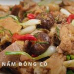 Mùa đông nên nấu món gì cho ấm cúng: Cách nấu món gà hầm nấm đông cô cực đơn giản!