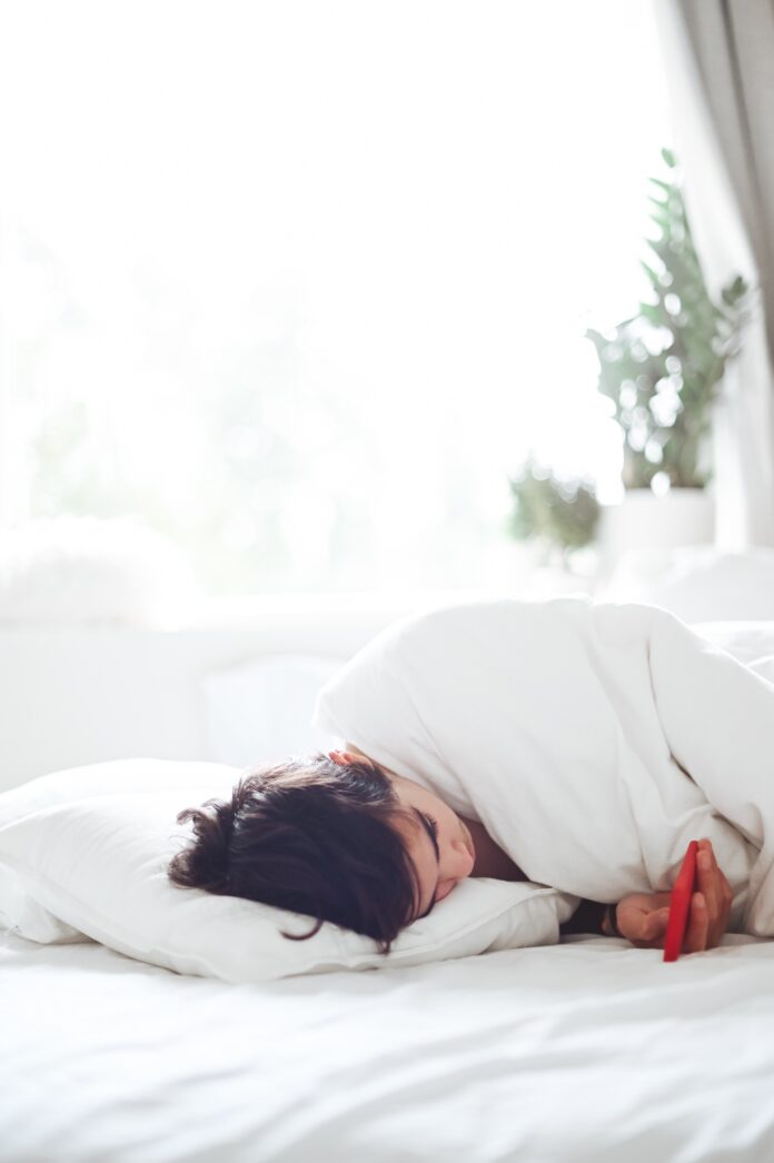 Tư thế ngủ không phù hợp cũng là một nguyên nhân gây ra tư thế xấu. (Nguồn: Internet)
