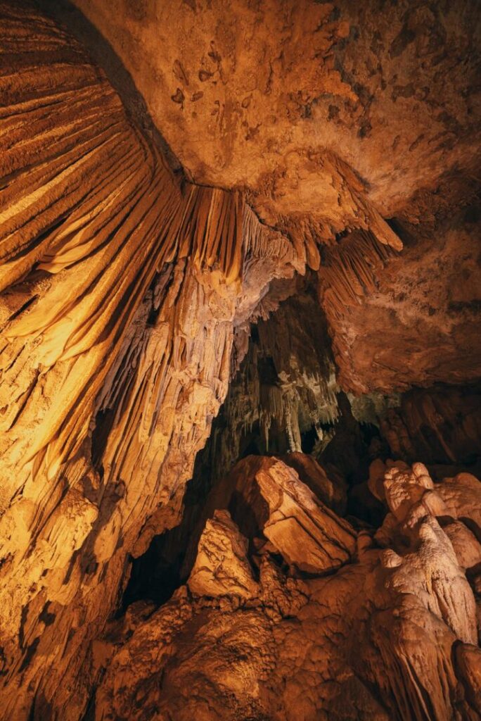 Các cấu trúc đá vôi trong hang động ở Railay (Ảnh: Internet)