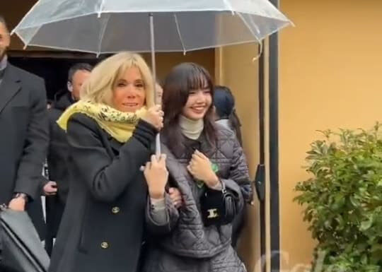 đệ nhất phu nhân Pháp còn cầm ô che mưa giúp nữ idol