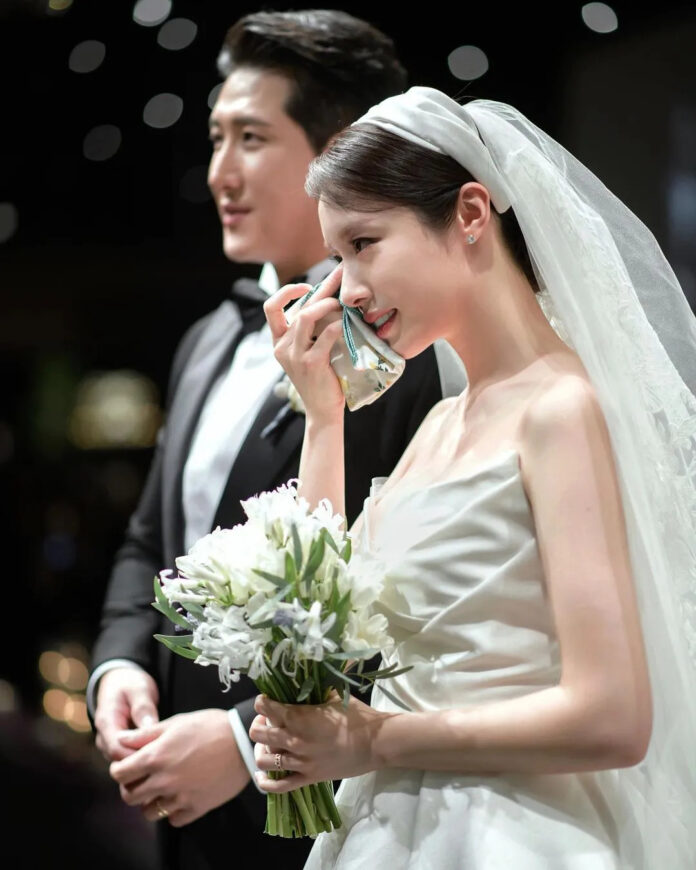 Cuộc hôn nhân hạng phúc của nữ idol nhận được nhiều lời chúc phúc và ủng hộ từ người hâm mộ.