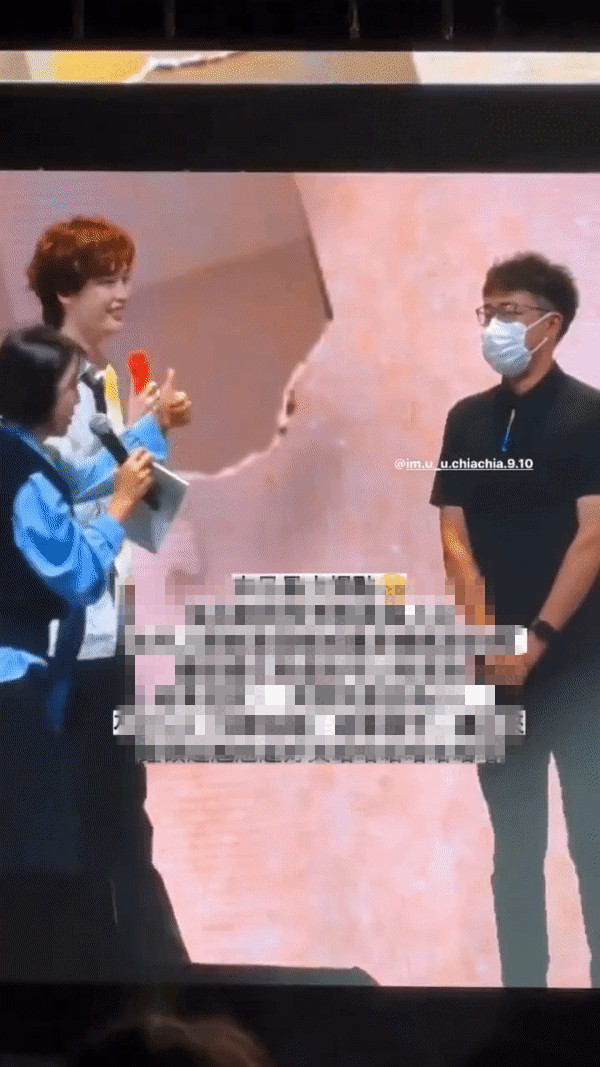 Lee Jong Suk choáng váng cười khổ khi gặp fanboy nhiệt huyết của Iu ngay tại fanmetting của mình. (Ảnh: Internet)