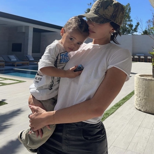 Kylie diện trang phục giản dị bên cạnh con trai. Nguồn: Ảnh từ Instagram.