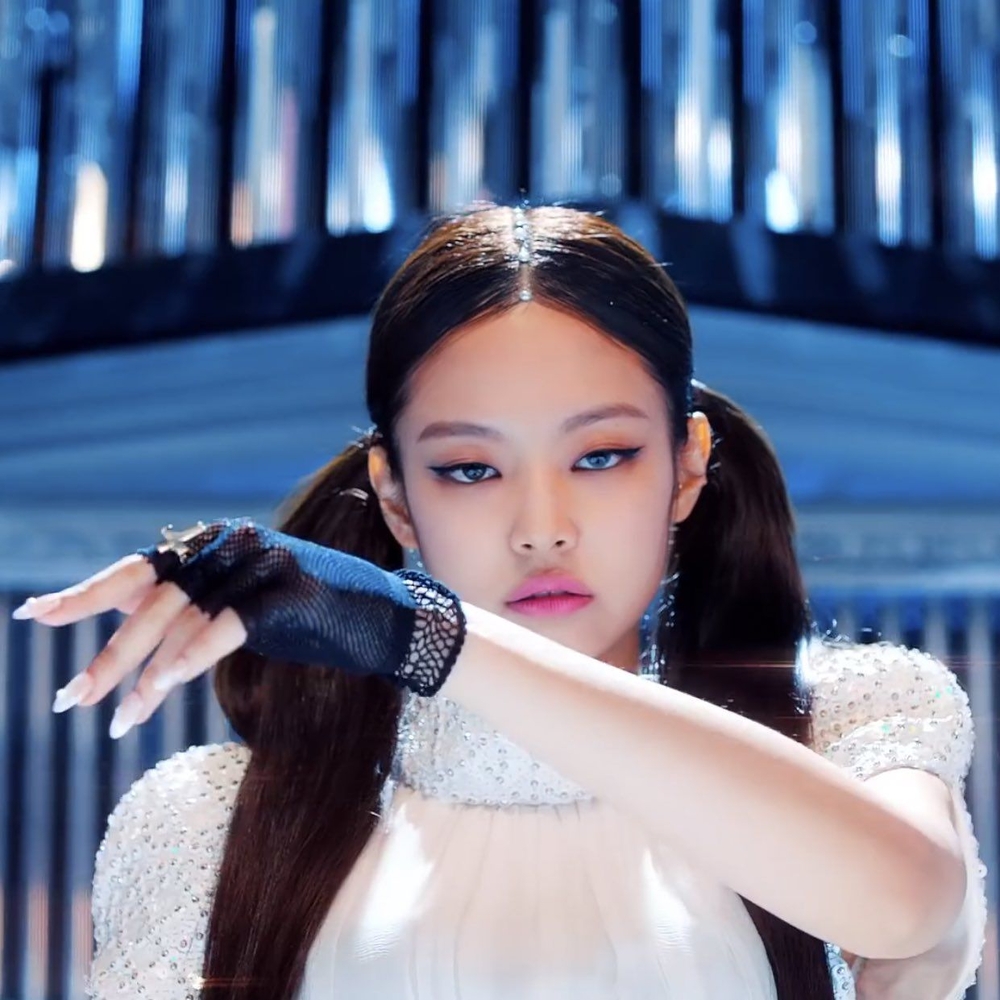Eyeliner mắt mèo làm điểm nhấn trong MV của Jennie-BlackPink