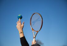 Các chuyển động rộng của quần vợt, chẳng hạn như vung vợt và vươn người, là một phương tiện tuyệt vời để tăng phạm vi chuyển động của bạn. (Nguồn: Internet)