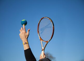 Các chuyển động rộng của quần vợt, chẳng hạn như vung vợt và vươn người, là một phương tiện tuyệt vời để tăng phạm vi chuyển động của bạn. (Nguồn: Internet)