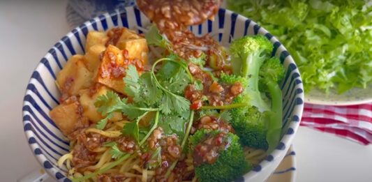 Món ngon từ mì tôm: Bỏ túi công thức mì trộn khô cực hấp dẫn!