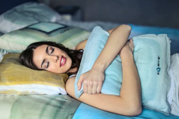 Thiền trước khi đi ngủ giúp ngủ ngon hơn (Ảnh: Internet)