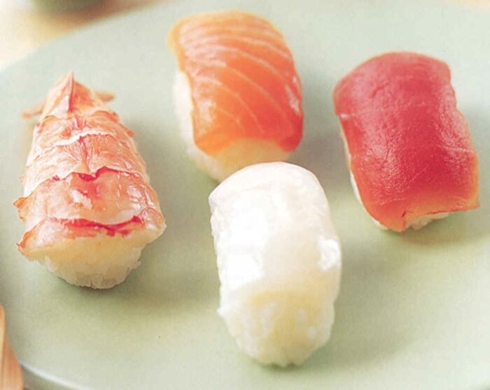 Sushi cuộn được ăn raatsa nhiều ở Nhật Bản