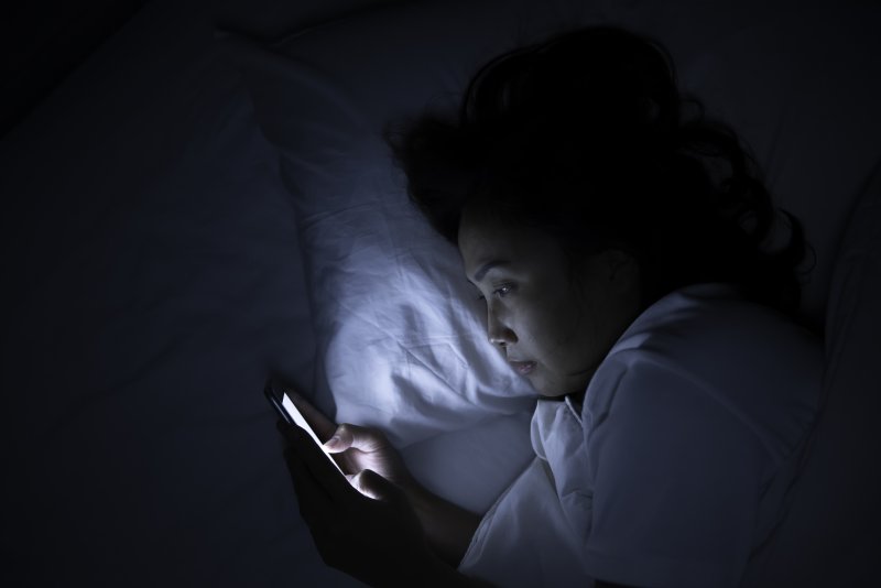 Xem điện thoại/máy tính ảnh hưởng đến giấc ngủ (Ảnh: Internet)
