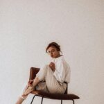 Đứng thư giãn trước một gương và quan sát tư thế của bạn.(Nguồn: Internet)