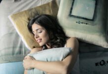 Giữ phòng ngủ gọn gàng, duy trì nhiệt độ phòng thoải mái và đầu tư vào một tấm nệm và gối chất lượng hỗ trợ nhu cầu ngủ riêng của bạn.(Nguồn: Internet)