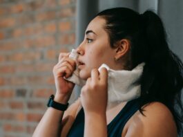 Bạn có thể áp dụng các biện pháp tự chăm sóc, như chọn quần áo phù hợp, sử dụng chất khử mùi hoặc chất chống mồ hôi, và giữ vệ sinh cá nhân. (Nguồn: Internet)