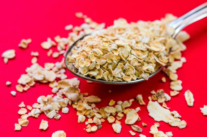 Lựa chọn các loại ngũ cốc, chẳng hạn như yến mạch, gạo lứt, lúa mạch và lúa mì kết hợp với ngũ cốc tinh chế, có thể giúp giảm viêm góp phần gây đau mãn tính.(Nguồn: Internet)
