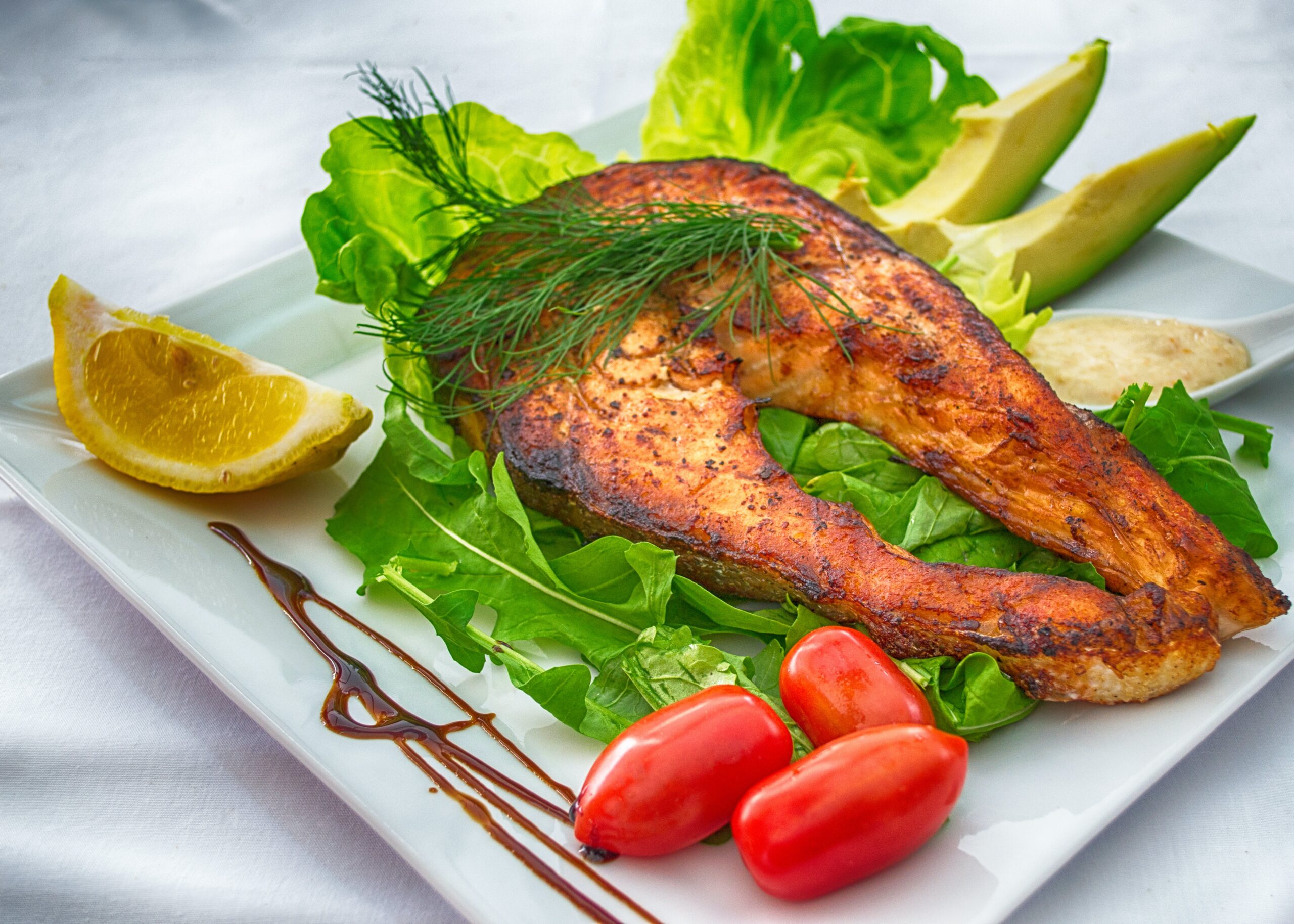 Các loại cá béo như cá hồi, cá ngừ, cá thu là nguồn cung cấp axit béo omega-3 tuyệt vời, là chất dinh dưỡng chống viêm mạnh mẽ.(Nguồn: Internet)