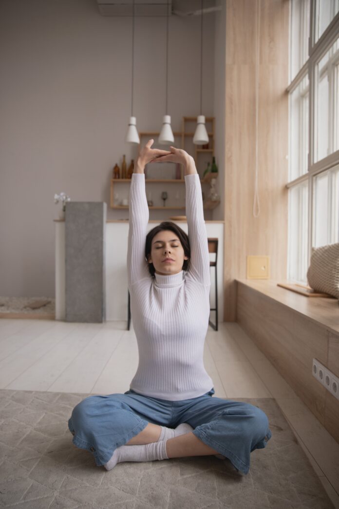 Yoga thúc đẩy hạnh phúc và giúp giảm căng thẳng nên nhiều người tìm đến nó sau khi đối mặt với chấn thương hoặc khi đối mặt với những sự kiện khó khăn để tăng cường sức khỏe tinh thần. (Nguồn: Internet)