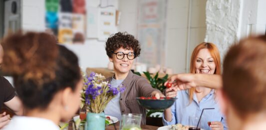 Sự nhất quán trong lịch trình ăn uống có thể mang lại nhiều lợi ích. (Nguồn: Internet)