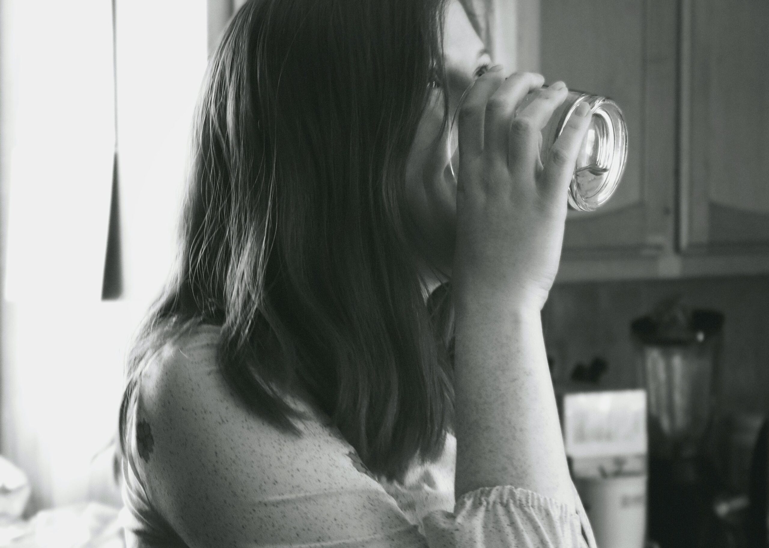 Nếu bạn cảm thấy lo lắng hoặc tức giận hơn ngay sau khi thức dậy, hãy uống nhiều nước.(Nguồn: Internet)