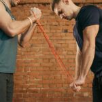 Tập luyện với dây đàn hồi hiệu quả trong việc ngăn chặn và đảo ngược sự mất cơ. (Nguồn: Internet)