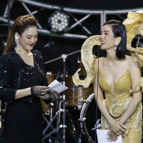 Thu Phương và Lệ Quyên đồng song hành công bố giải thưởng "Ca khúc của năm". Nguồn: Ảnh từ Internet.