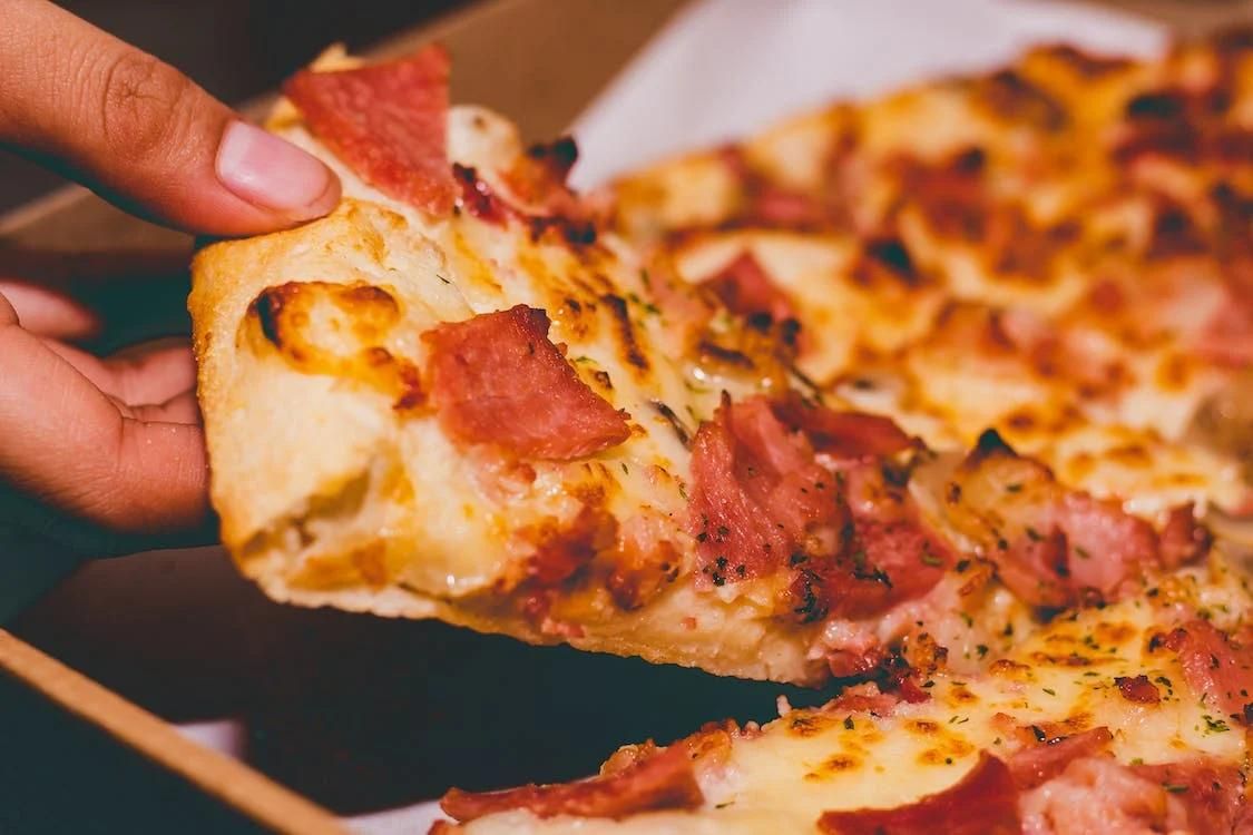 Pizza chứa nhiều tinh bột, gây tăng cân (Ảnh: Internet)