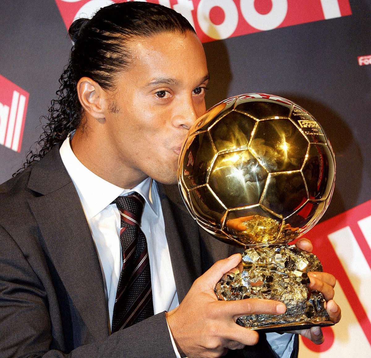 Ronaldinho cùng Quả Bóng Vàng Thế giới (ảnh: Internet)