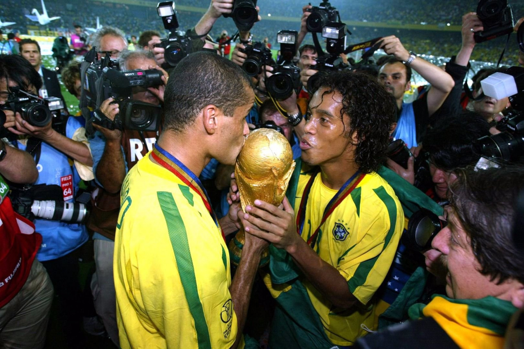 Ronaldinho cùng chiếc cúp vàng World Cup 2022 (ảnh: Internet)