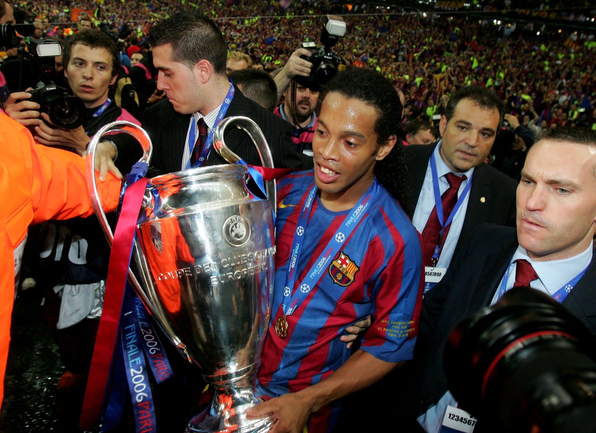 Ronaldinho cùng chiếc cúp bạc danh giá của UEFA Champions League (ảnh: Internet)
